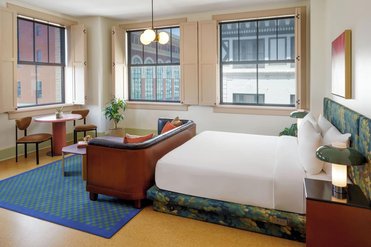 Chambre, 1 très grand lit, en angle | Draps en coton égyptien, literie de qualité supérieure, minibar