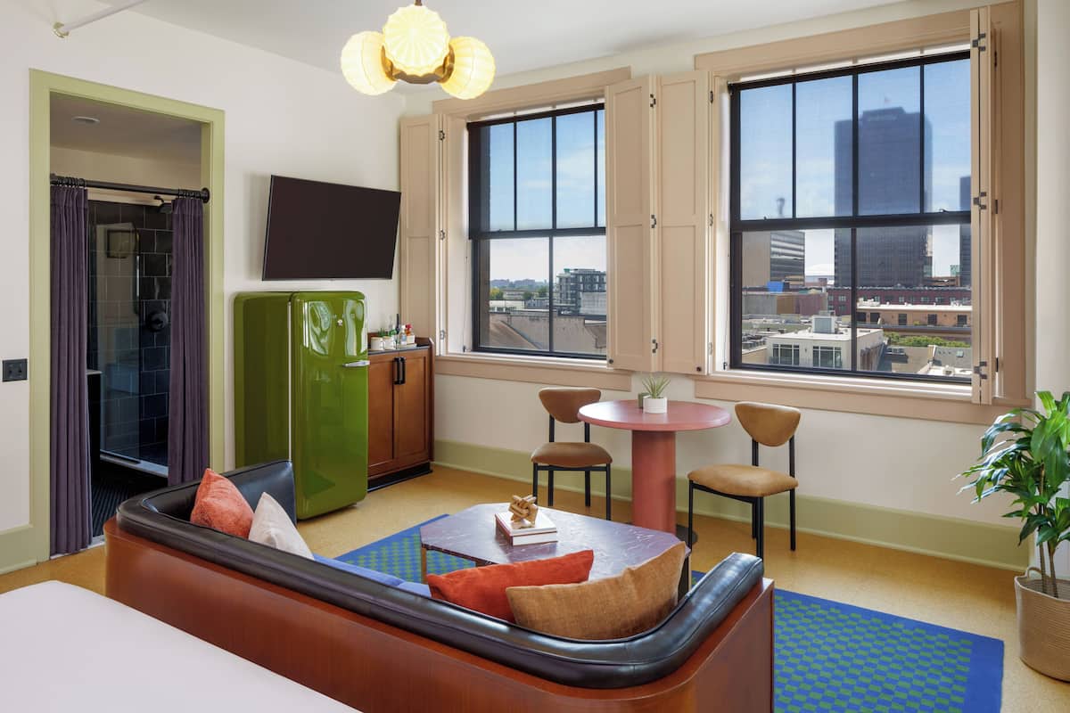 Habitación, 1 cama de matrimonio grande, en esquina | Sábanas de algodón egipcio, ropa de cama de alta calidad, minibar