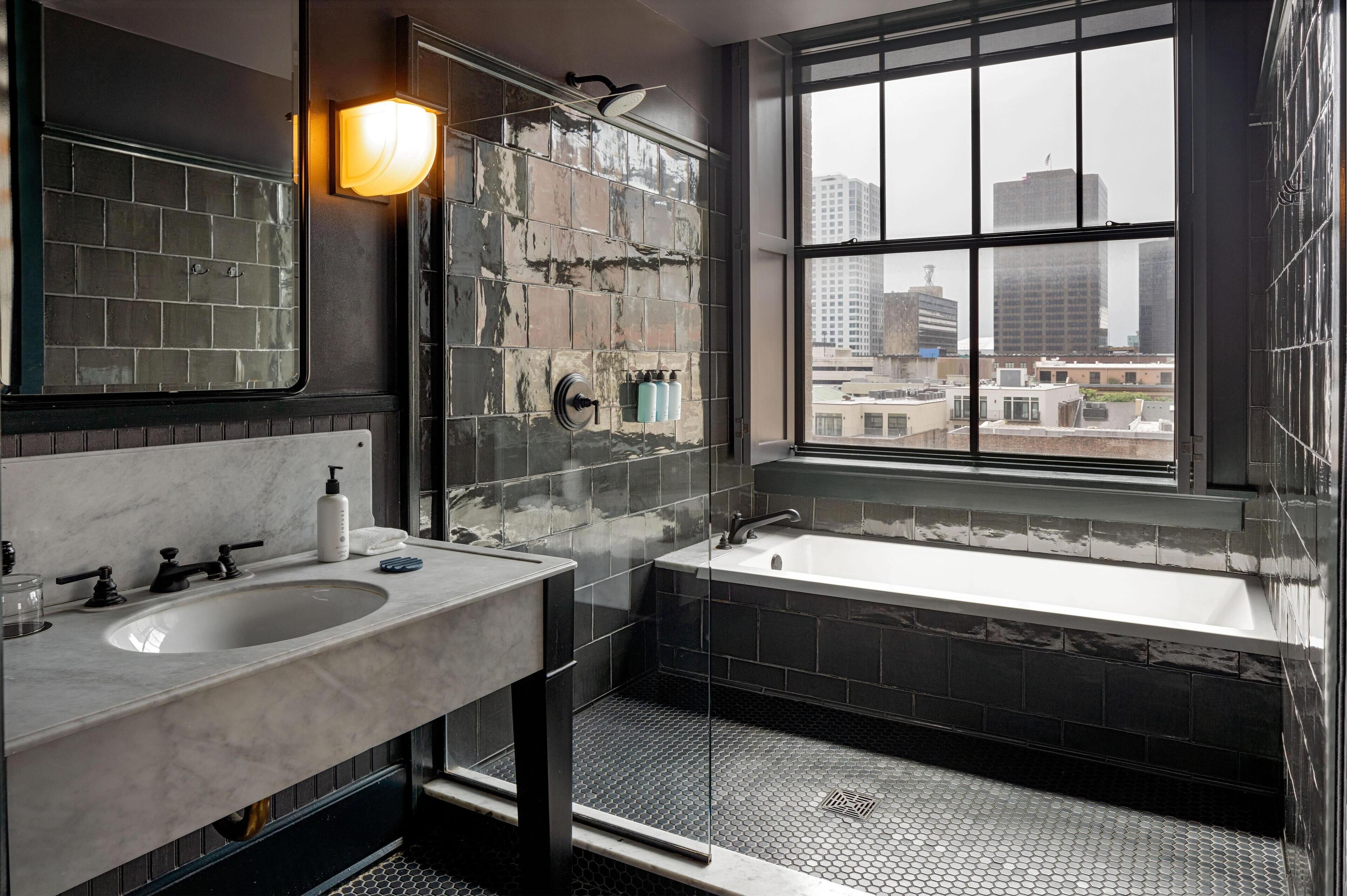 Suite, 1 slaapkamer, patio | Badkamer | Een bad/douchecombinatie, gratis toiletartikelen, een haardroger