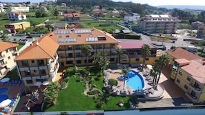 Piscina externa sazonal, guarda-sóis, espreguiçadeiras