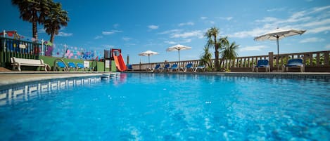 Piscina stagionale all'aperto, ombrelloni da piscina, lettini