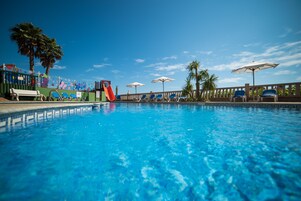 Piscina stagionale all'aperto, ombrelloni da piscina, lettini