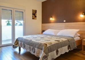 Luxury Apartment, 2 Bedrooms, Sea View | In-room safe, desk, soundproofing, iron/ironing board - Luxury Apartments Villa Tea (Okrug)