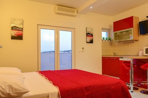 Luxury Studio, Sea View | In-room safe, desk, soundproofing, iron/ironing board