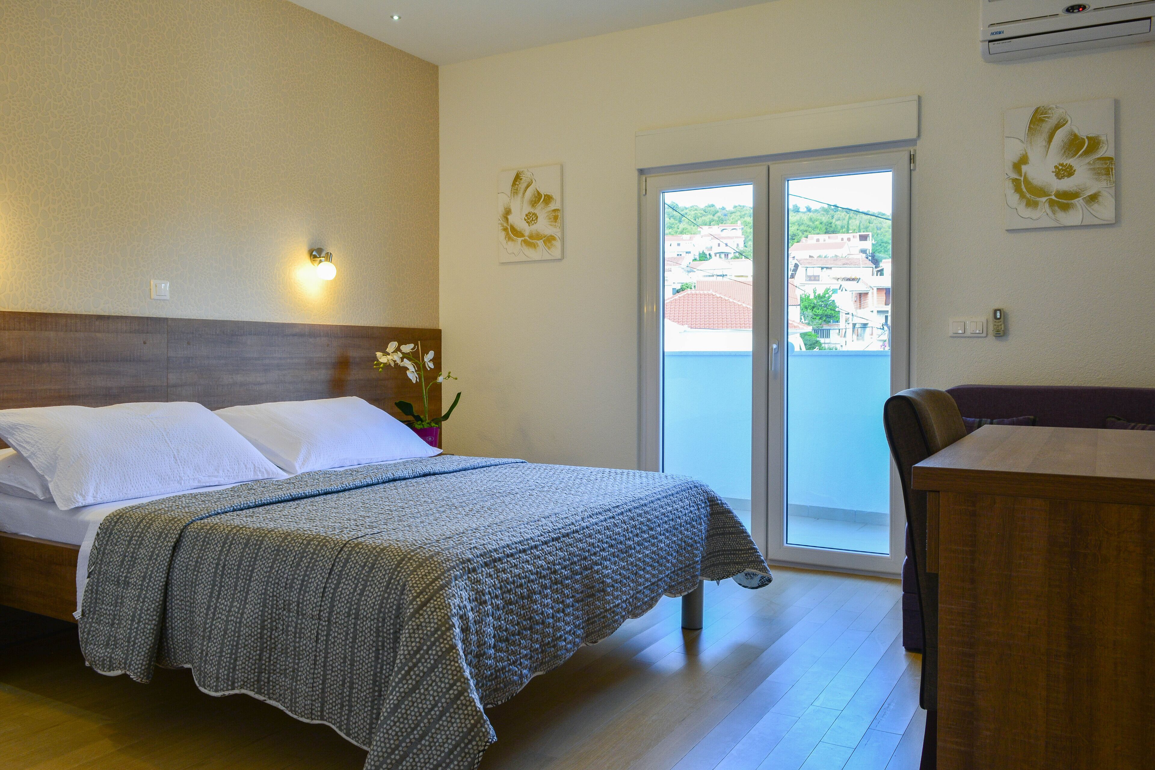 Deluxe Two Bedroom Apartment | Safe på rommet, skrivebord, lydisolert og strykejern/-brett