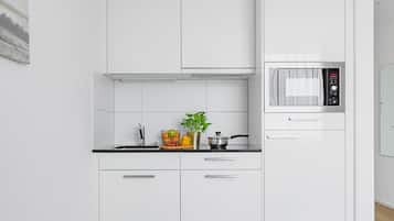 Suite, 1 Bedroom | Private kitchen | Electric kettle