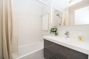 Bathroom - Lisbon Gomes Freire Apartments (Lisbon)