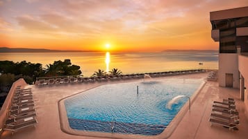 Una piscina al aire libre de temporada