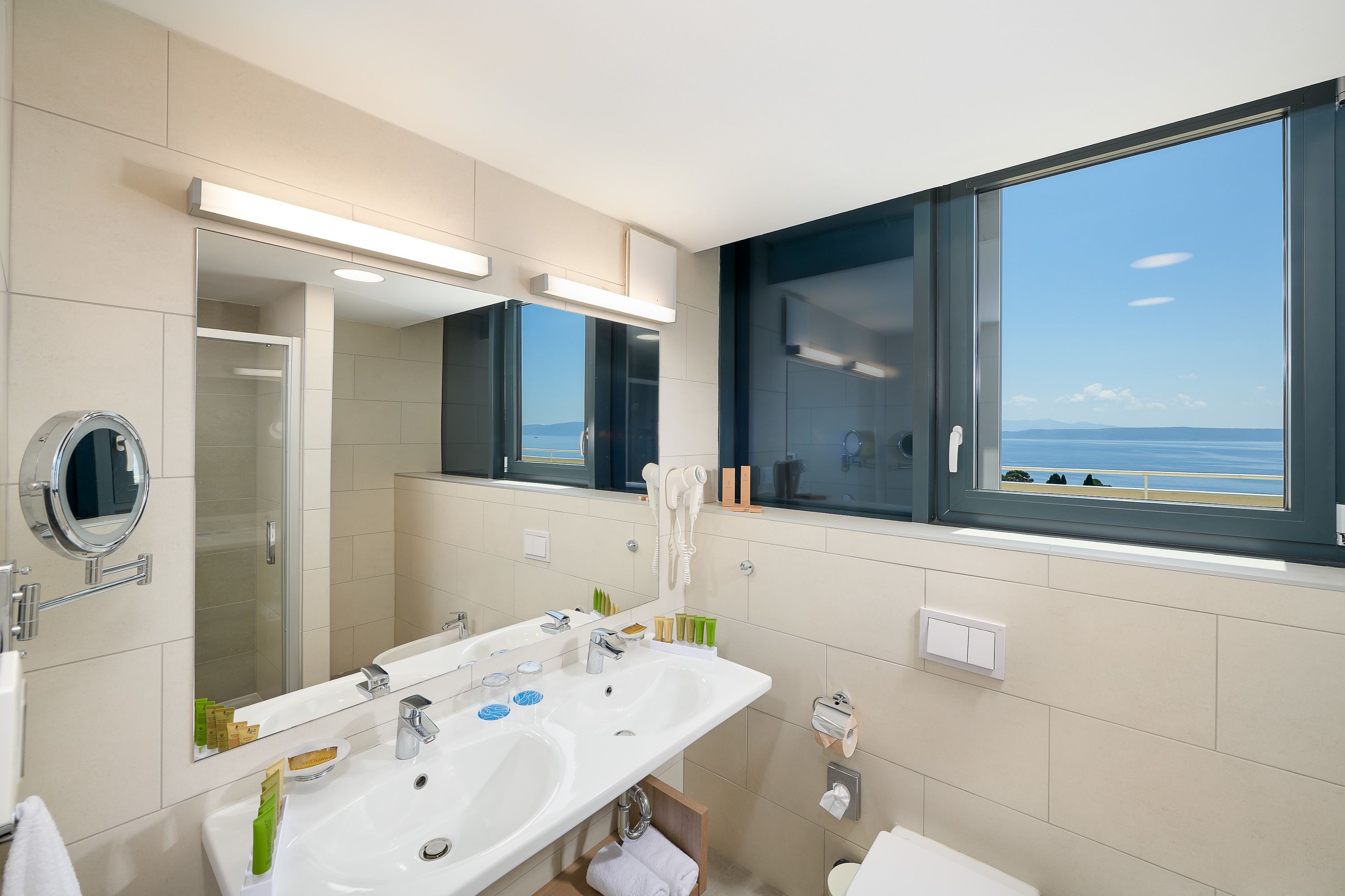 superior suite, balcony, sea view | bathroom | free toiletries, hair dryer, bathrobes, slippers