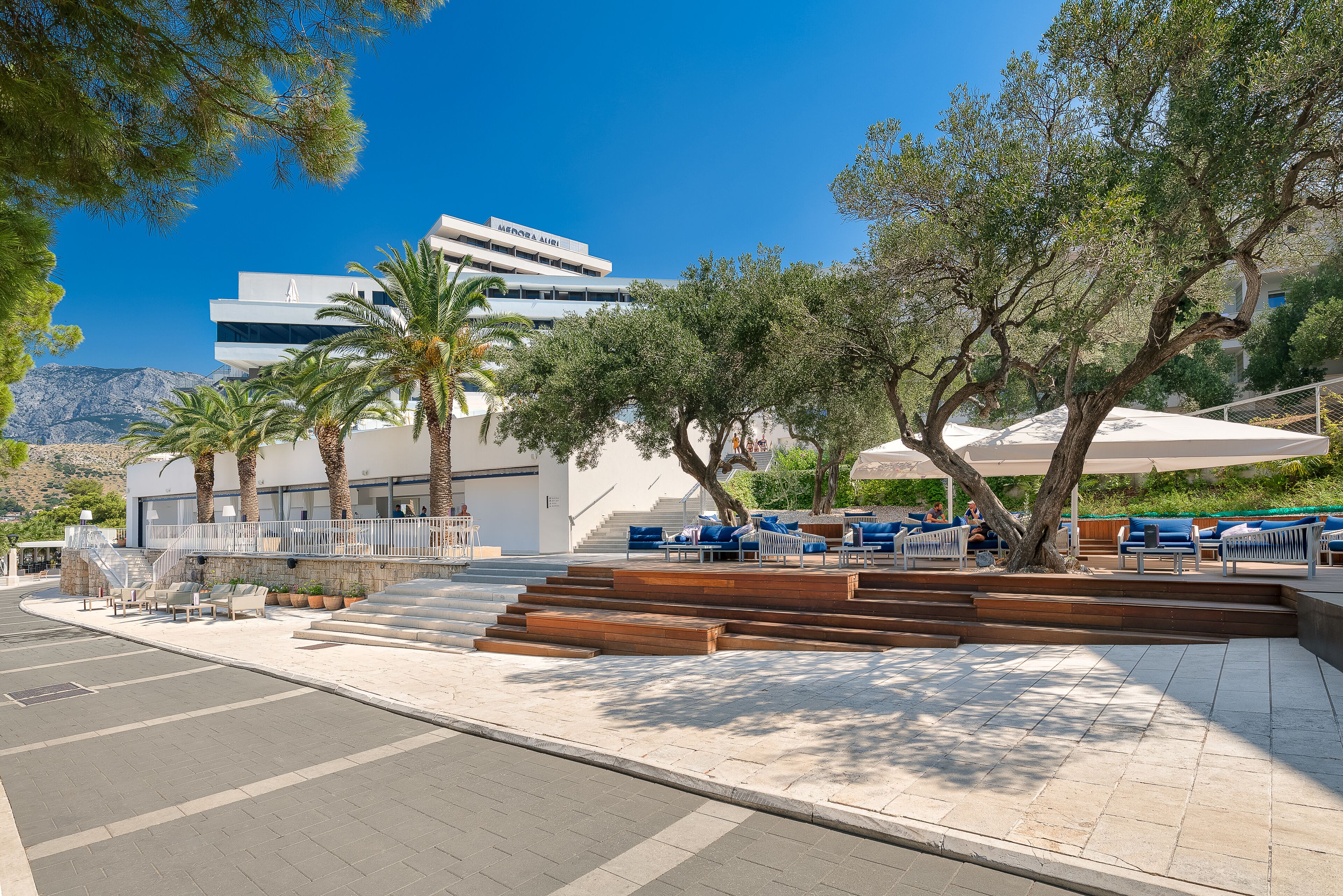 A modern building with a sign reading "AERONA SILI".