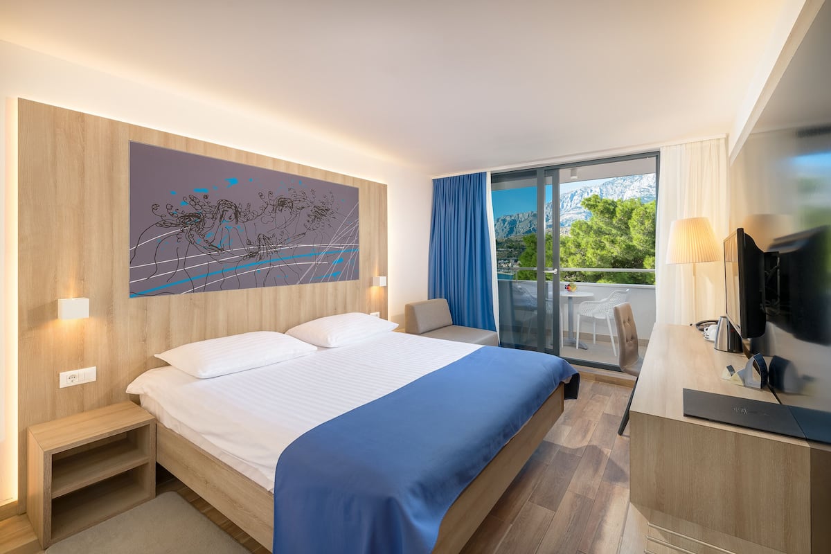 Comfort Double Room, Balcony, Partial Sea View | 1 sovrum, sängtillbehör av högsta kvalitet och minibar