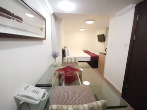 ห้องสแตนดาร์ดทวิน (Basement or Ground Floor) | บริเวณนั่งเล่น | ทีวีจอแบน