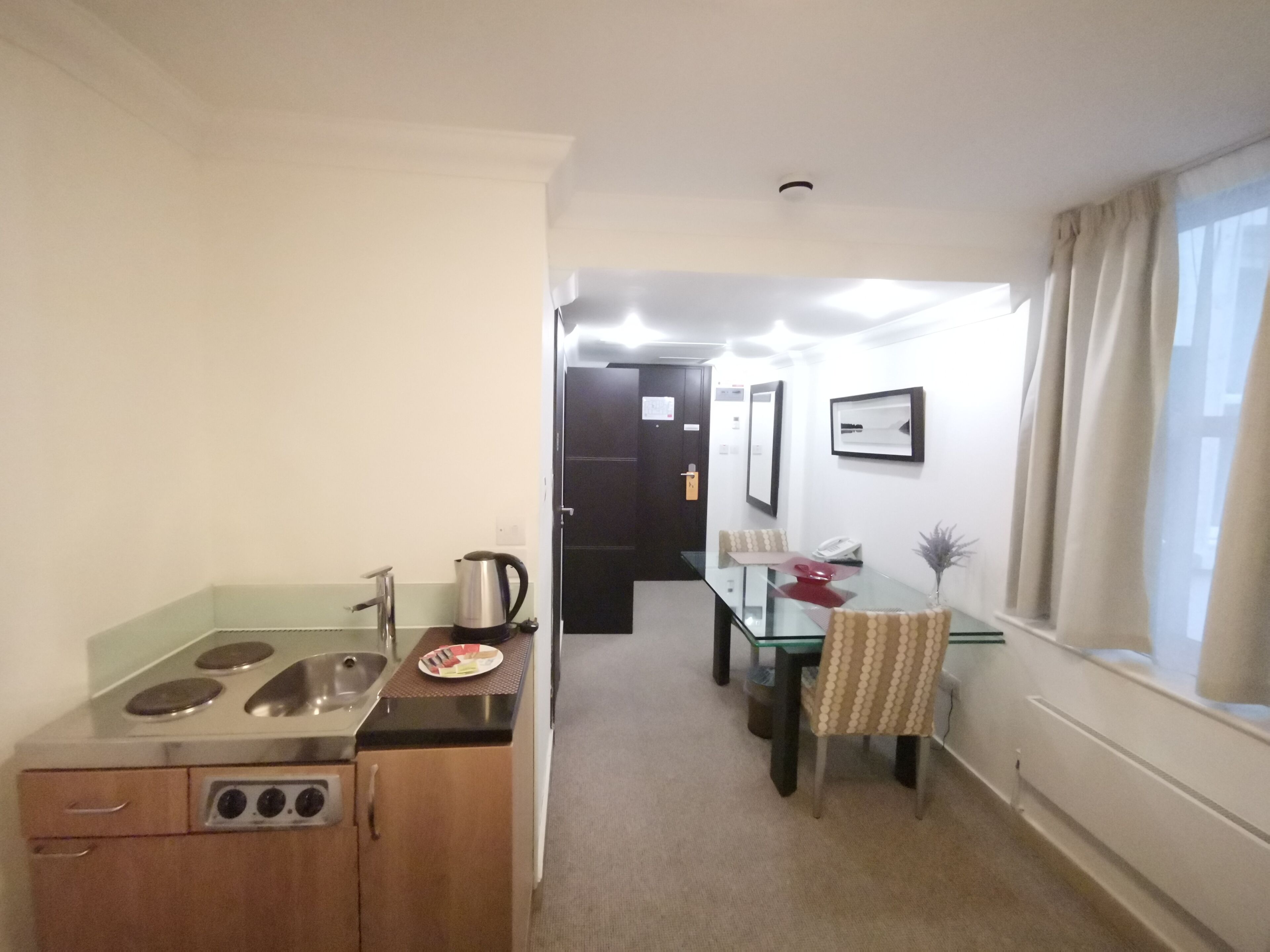 Habitación estándar con 2 camas individuales (Basement or Ground Floor) | Cocina básica privada | Frigorífico, placa de cocina y hervidor eléctrico