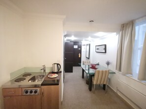 Chambre Standard avec lits jumeaux (Basement or Ground Floor) | Coin cuisine privé | Réfrigérateur, plaque de cuisson, bouilloire électrique