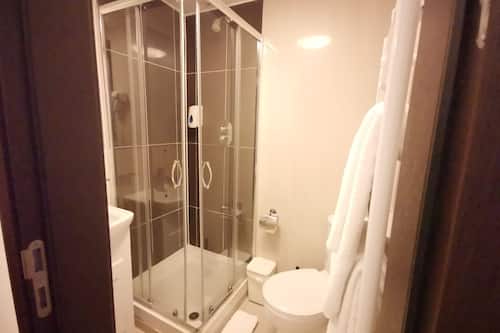 Standard Double Room | Bathroom shower