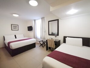 Chambre Triple Standard | Bureau, fer et planche à repasser, Wi-Fi gratuit, draps fournis