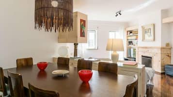 Apartamento conforto, 3 quartos | Opções para refeição no quarto
