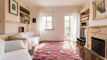 Comfort Apartment, 3 Bedrooms | Living room | TV