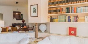 Appartement Confort, 3 chambres | Salle de séjour | Téléviseur