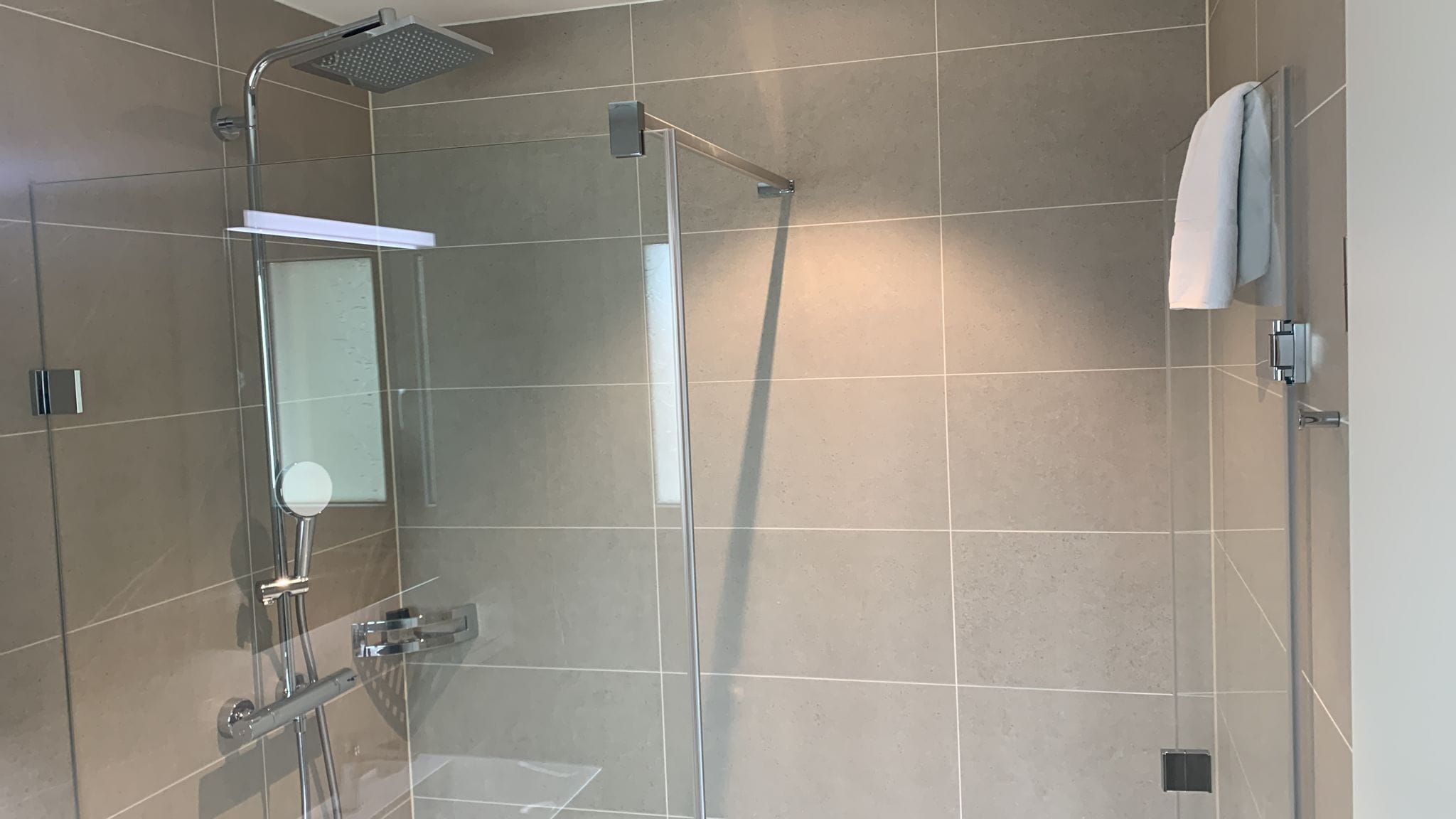 Monolocale Deluxe, terrazzo | Bagno | Combinazione doccia/vasca, set di cortesia gratuito, asciugamani