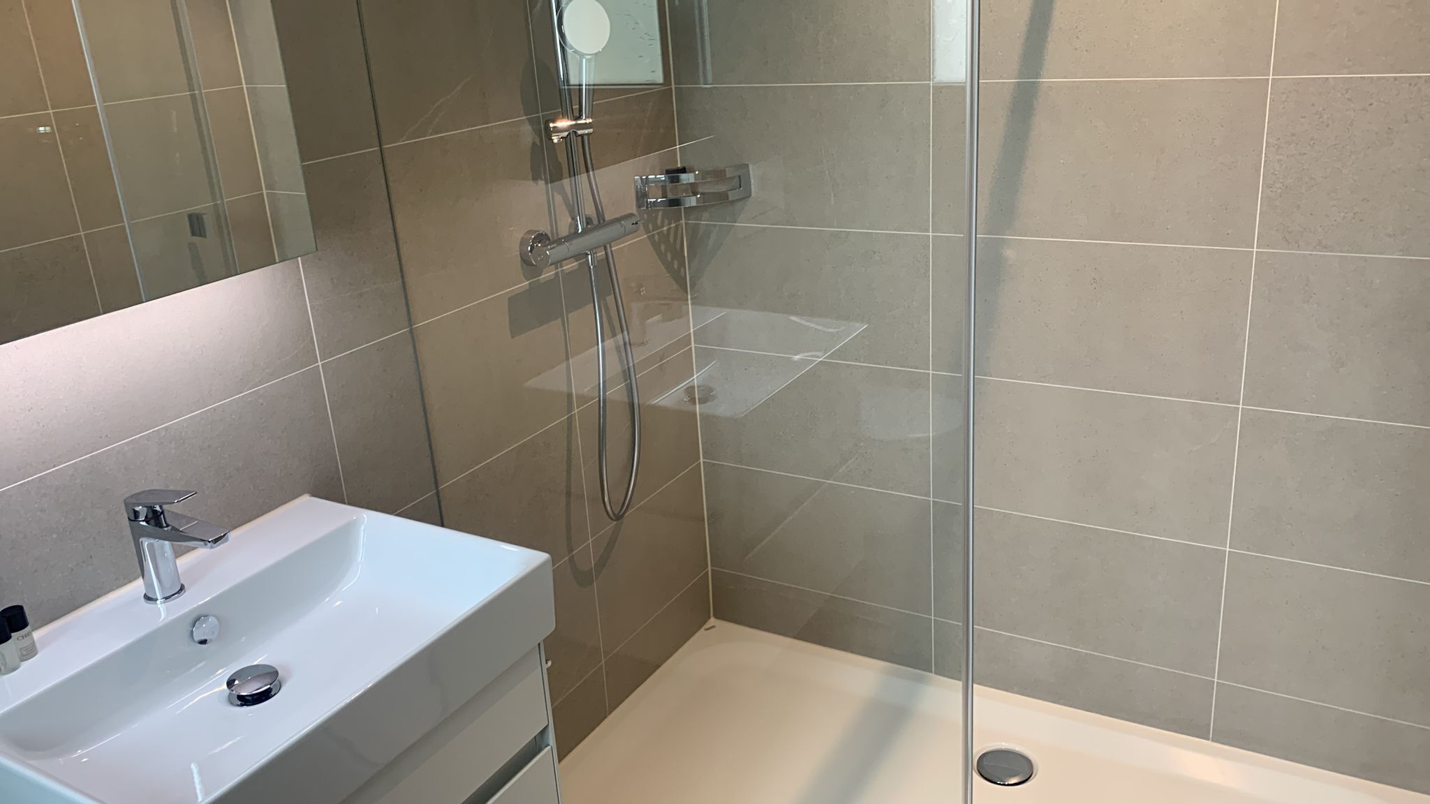 Combined shower/bathtub, free toiletries, towels, toilet paper