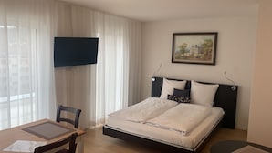 Deluxe studio, terras | Geluiddichte muren, gratis wifi