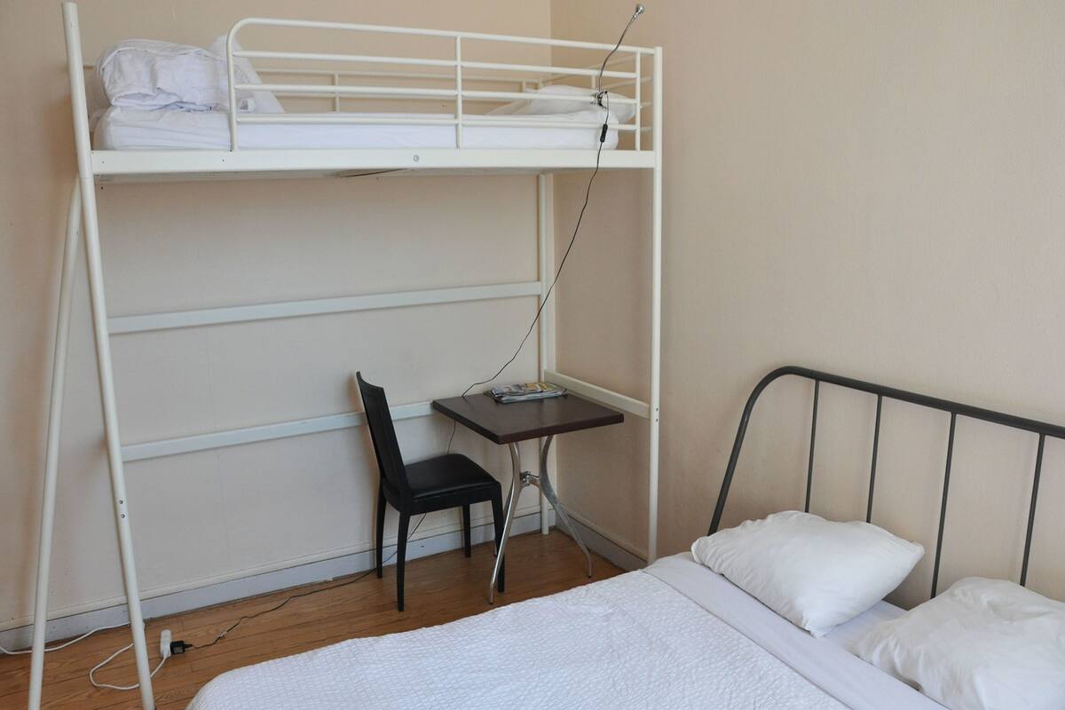 Eenvoudige driepersoonskamer, 3 eenpersoonsbedden | Gratis wifi, beddengoed
