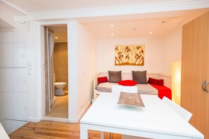 都會公寓, 1 間臥室 (3) | 起居區 | 電視