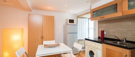 City Apartment, 1 Bedroom (3) | In-room dining