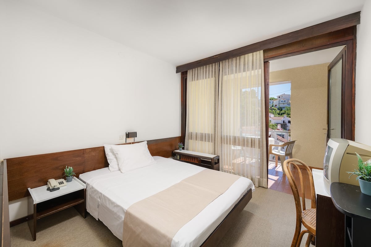 Standard Single Room | In-room safe, desk, cribs (surcharge), rollaway beds (surcharge)