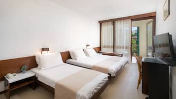 Standard Double or Twin Room | In-room safe, desk, cots/infant beds, rollaway beds