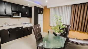 Full-sized fridge, microwave, stovetop, cookware/dishes/utensils