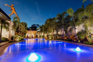 Outdoor pool, open 7:00 AM to 7:00 PM, pool loungers - Hotel & Suites Country (Valladolid)