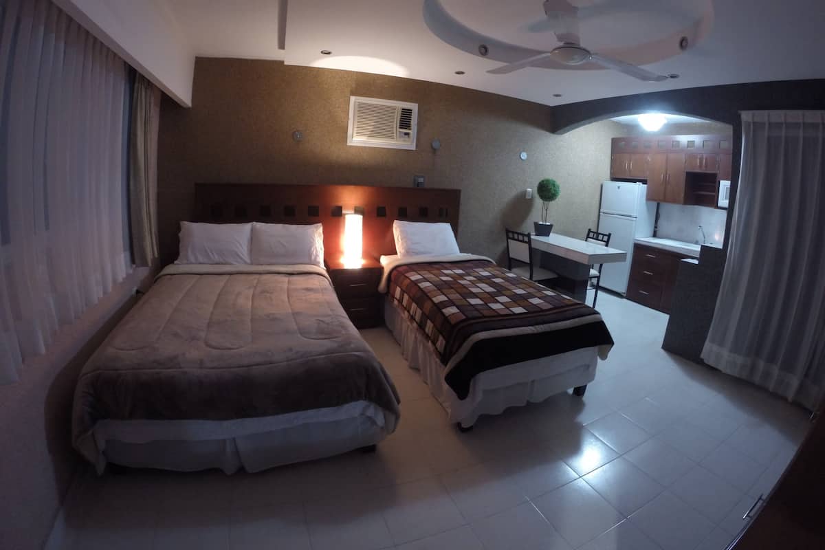 Suite Deluxe, 2 camas matrimoniales | Cortinas blackout, wifi gratis y ropa de cama