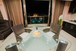 Full-size fridge, microwave, stovetop, cookware/dishes/utensils - Hotel & Suites Country (Valladolid)