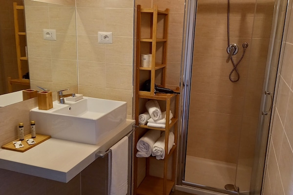 Chambre, 1 chambre, en bord de piscine | Salle de bain