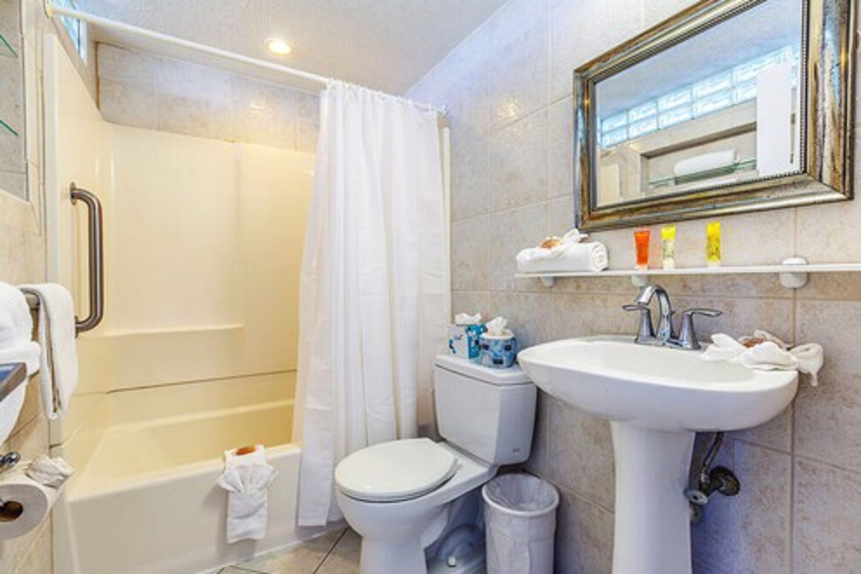 pool/oceanview 1 bedroom non-efficiency suite | bathroom | hair dryer, towels