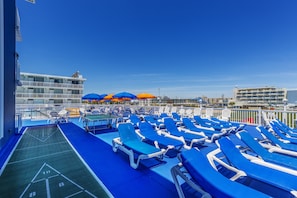Sun deck - The Crusader Oceanfront Family Resort (Wildwood Crest)
