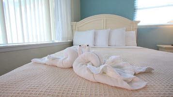 Zimmer, 1 Queen-Bett und Schlafsofa, Whirlpool, Poolblick | Pillowtop-Betten, kostenloses WLAN, Bettwäsche