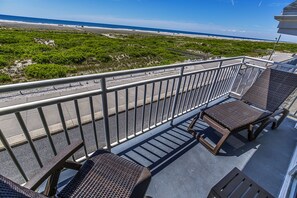 Oceanfront 1 Bedroom Efficiency Suite | Badrum | Hårtork och handdukar