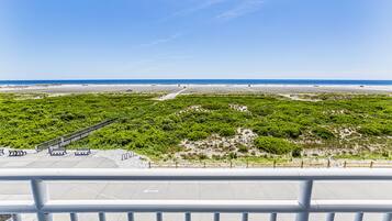 Oceanfront 1 Bedroom Non-Efficiency Suite | 1 bedroom, pillowtop beds, free WiFi, bed sheets