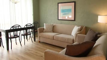 Oceanfront 1 Bedroom Non-Efficiency Suite | Woonruimte | Een televisie