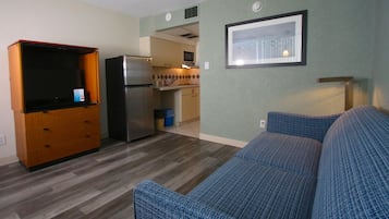 Pool/Oceanview 1 Bedroom Efficiency Suite w/Queen Bed | Living area | TV