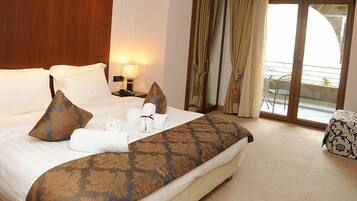 Executive Double Room, Jetted Tub, Mountain View | Egyptian cotton sheets, premium bedding, in-room safe, blackout curtains