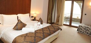 Executive tweepersoonskamer, bubbelbad, uitzicht op bergen | Lakens van Egyptisch katoen, luxe beddengoed, een kluis op de kamer