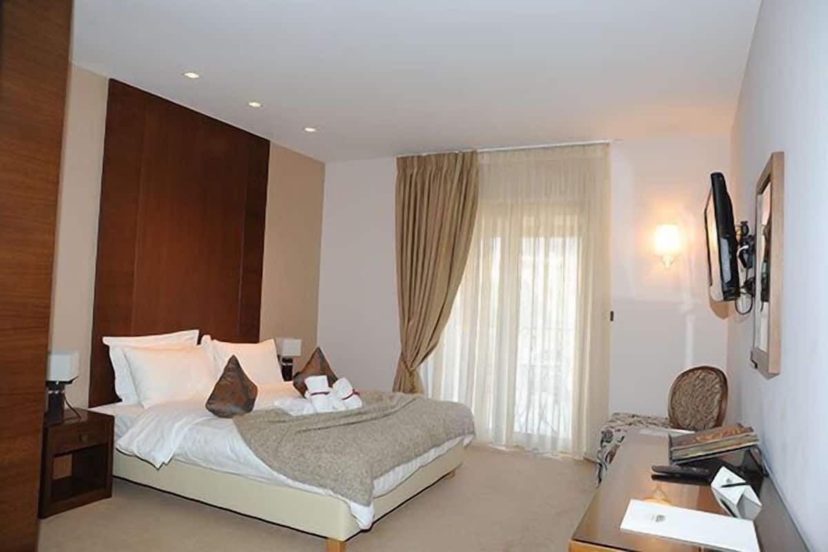 Executive Double Room, Jetted Tub, Mountain View | Egyptian cotton sheets, premium bedding, in-room safe, blackout curtains