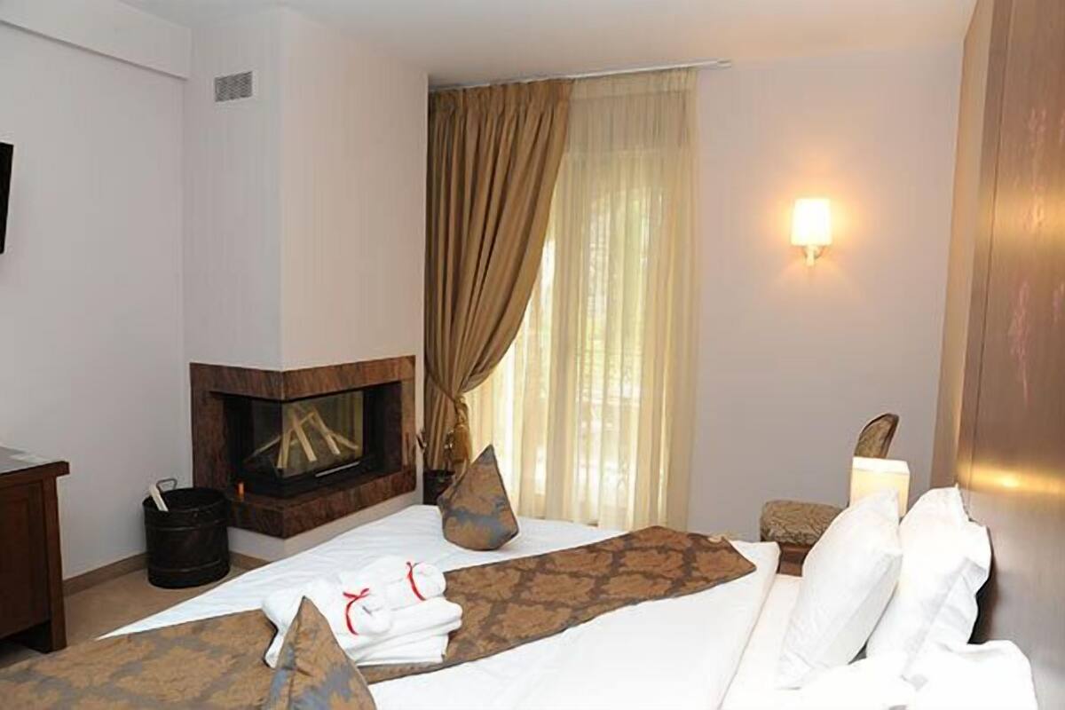 Habitación doble, chimenea, vista al jardín | Sábanas de algodón egipcio y ropa de cama de alta calidad 