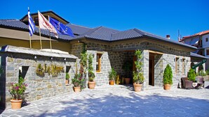 Front of property - La Munte Mountain Resort (Metsovo)