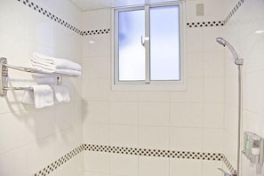 Chambre Standard double, 1 lit double | Salle de bain | Douche, articles de toilette (gratuits), séchoir à cheveux, pantoufles