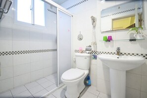 ห้องคลาสสิกสำหรับสี่ท่าน | ห้องน้ำ | ฝักบัว, ของใช้ในห้องน้ำฟรี, ไดร์เป่าผม, รองเท้าสวมภายในห้อง